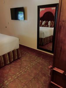 Postel nebo postele na pokoji v ubytování Los Arboles Hotel
