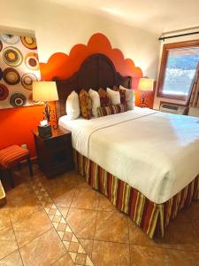 Postel nebo postele na pokoji v ubytování Los Arboles Hotel
