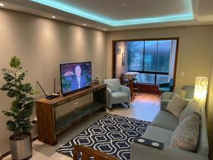 Μια τηλεόραση ή/και κέντρο ψυχαγωγίας στο Apto 4D Frente Beira Mar