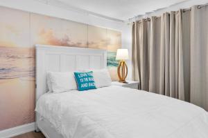 代托纳海滩Ocean Front and Pool Front At Daytona Inn Beach Resort的卧室里有一张床，床上有一个枕头