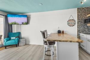 Ocean Front and Pool Front At Daytona Inn Beach Resort的厨房或小厨房