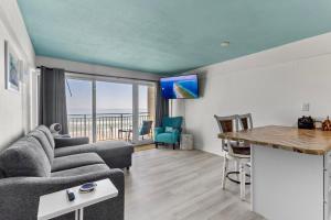 代托纳海滩Ocean Front and Pool Front At Daytona Inn Beach Resort的带沙发和桌子的客厅