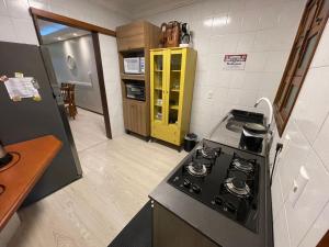 Η κουζίνα ή μικρή κουζίνα στο Apto 4D Frente Beira Mar