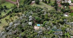 an aerial view of a house with trees at Chácara Terra Prometida in Joanópolis