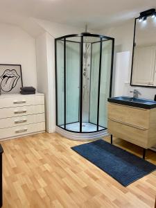 a bathroom with a glass shower and a sink at Maison 1925, Méricourt 62 in Méricourt +4 photos