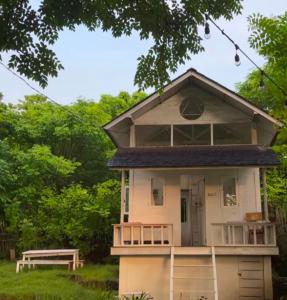 ギリ・トラワンガンにあるSunrise Temple villaの小屋(ポーチ付)