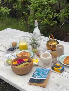 ギリ・トラワンガンにあるSunrise Temple villaの朝食用の食材とジュースを用意したテーブル