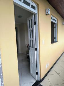 uma porta aberta de uma casa com um corredor em Espaço aconchegante em Camaçari
