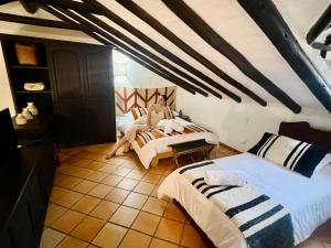 two women sitting on beds in a room at Apartamento QUIRA 2 in Villa de Leyva