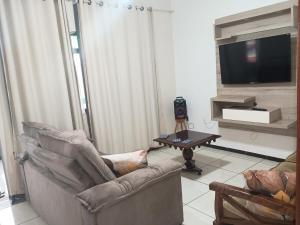 a living room with a couch and a coffee table at Refúgio verde in Itatiaia