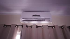 a projector on a ceiling in a room with a curtain at Pousada Centaurus in Alto Paraíso de Goiás