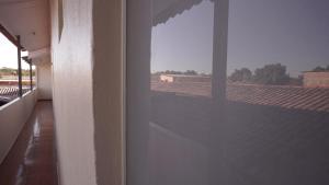 a window in a room with a view of a roof at Pousada Centaurus in Alto Paraíso de Goiás