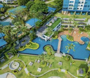 The Palm Wongamat - 2BR Luxury Beachfront Suite - Ocean View内部或周边的泳池