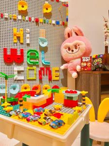 a toy table with a lego set on top of it at Legoland -8min Walk-Spacious Kids friendly -500MBS-1-12Pax Kairos Stay in Nusajaya