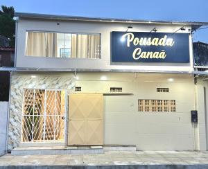 a building with a sign that reads pueblo canaria at Quarto 02 - Pousada Canaã in Recife