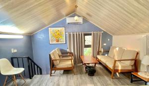 a living room with two chairs and a couch at Chuồn Chuồn Villa Homestay Tam Đảo in Tam Ðảo