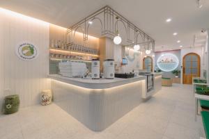 una cocina con encimera en una tienda en Baan Sutra Guesthouse, en Phuket