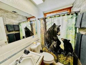 Gallery image of Cozy Bear South-Inside Yosemite-Sleeps 5 in Yosemite West