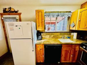 Gallery image of Cozy Bear South-Inside Yosemite-Sleeps 5 in Yosemite West +10 photos
