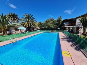 a large swimming pool with blue water at Yunkai Home in Vicuña