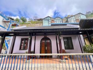 a small house with a door and a fence at Chuồn Chuồn Villa Homestay Tam Đảo in Tam Ðảo