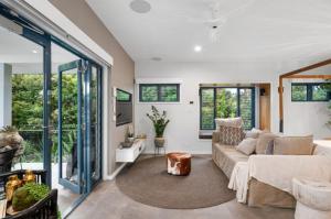 Posezení v ubytování Mimosa Retreat - 250m to Chinamans Beach in Jervis Bay!