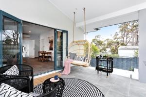 Posezení v ubytování Mimosa Retreat - 250m to Chinamans Beach in Jervis Bay!