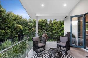 Posezení v ubytování Mimosa Retreat - 250m to Chinamans Beach in Jervis Bay!