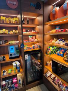 Supermarket nebo jiné obchody v  hotelu nebo okolí