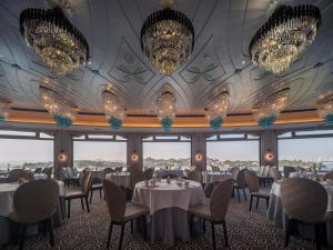 Restaurace v ubytování Xiamen Lujiang Harbourview Hotel