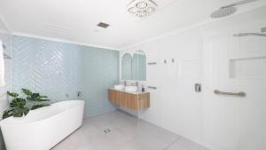 Koupelna v ubytování Nelson Bay CBD Apartment No 41 Nelson Towers + 12 fotografií