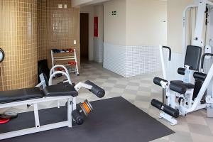 a gym with two treadmills and a treadmill at Flat Santana próximo ao metrô (Apto 135) in São Paulo