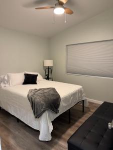 Giường trong phòng chung tại City Retreat, 2bdrm near Airport