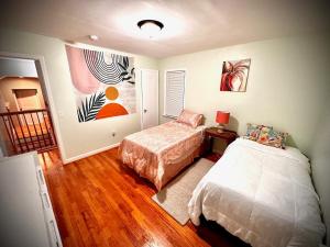 une chambre avec deux lits dans une pièce dans l'établissement Stylish Detroit 3 bedroom 4 bed office bar, à Detroit