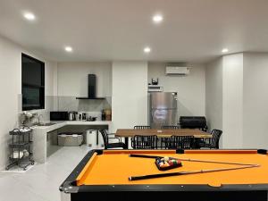 a kitchen with a ping pong table in a room at HS3-Hidden Space Private Pool Villa-บางแสน in Ban Hua Khao Sammuk