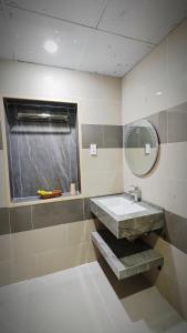 une salle de bain avec un lavabo et un miroir dans l'établissement Khách Sạn Quốc Cường-Dì Tám, à Vung Tau 19 autres photos