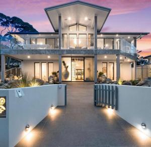 una casa grande con luces delante en Mimosa Lodge - 250m to Chinamans Beach in Jervis Bay!, en Hyams Beach