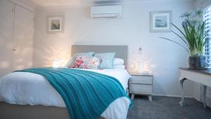 - une chambre avec un lit doté d'une couverture bleue dans l'établissement Blue Haven Pet Friendly Retreat, à McCrae