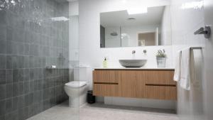 une salle de bains avec lavabo, toilettes et miroir dans l'établissement Blue Haven Pet Friendly Retreat, à McCrae 19 autres photos