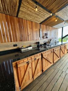 una cucina con armadi in legno e piano di lavoro di MACA GLAMPING a Calima