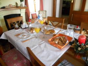 una mesa con un plato de comida y copas de vino en Sarafis Guesthouse, en Agios Lavredios