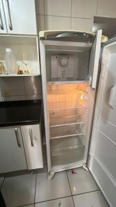 Una cocina o cocineta en Modern 3-Bedroom Family Retreat 7 fotos más