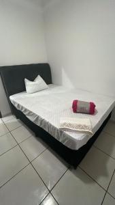 Una cama o camas en una habitación de Modern 3-Bedroom Family Retreat