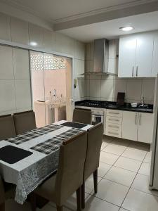 Una cocina o cocineta en Modern 3-Bedroom Family Retreat