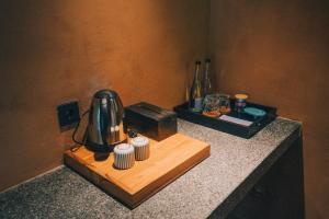 Příslušenství pro přípravu čaje a kávy v ubytování Loji Nyanyi Suite Brew