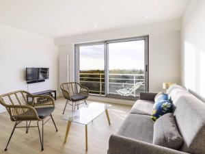 Televisyen dan/atau pusat hiburan di Studio à deux pas de la plage avec balcon et wifi - FR-1-821-4
