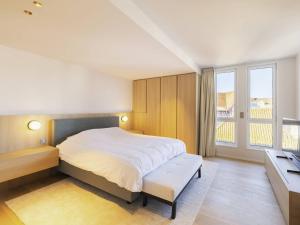 una camera da letto con un letto grande e una scrivania di Appartement de Prestige au Touquet avec Wifi et Parking - FR-1-821-15 a Le Touquet-Paris-Plage