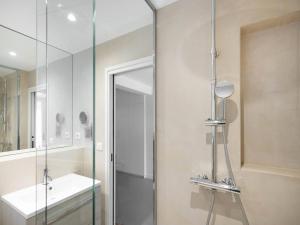 Koupelna v ubytování Villa spacieuse avec piscine privée, Wi-Fi, animaux admis - FR-1-821-20 + 9 fotografií