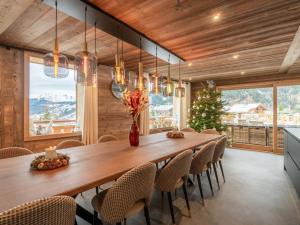 ein Esszimmer mit einem großen Holztisch und Stühlen in der Unterkunft Chalet de Luxe aux Gets - 5 Chambres, Jacuzzi, Animaux Acceptés, Parking - FR-1-671-282 in Les Gets