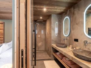 ein Badezimmer mit zwei Waschbecken und zwei Spiegeln in der Unterkunft Chalet de Luxe aux Gets - 5 Chambres, Jacuzzi, Animaux Acceptés, Parking - FR-1-671-282 in Les Gets + 28 Fotos